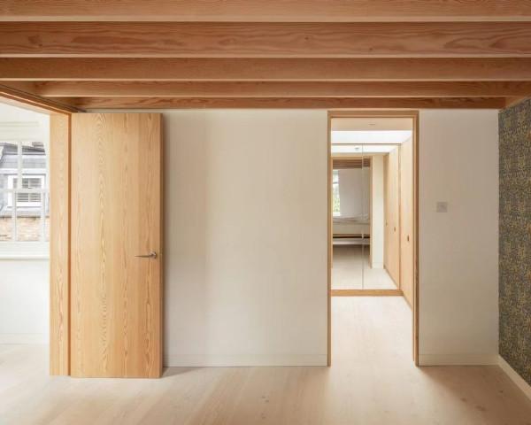 分享一間明亮住宅，僅格子窗與樓梯就圈粉無數，太有品味了