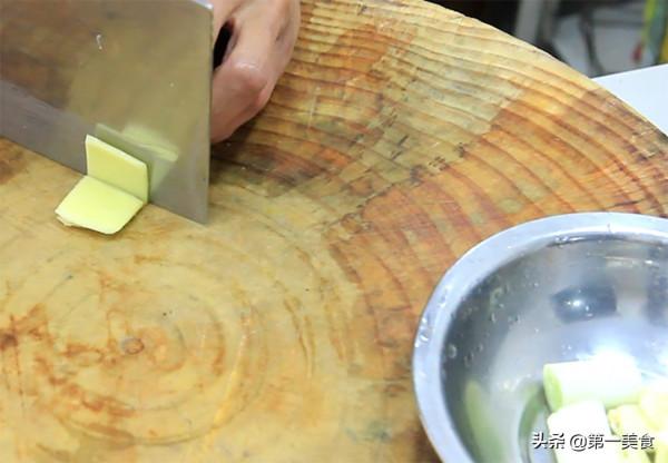 這才是油燜大蝦的家常做法，色澤金黃，鮮嫩滑口，味道不輸飯店