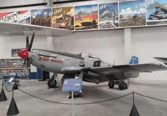 美軍飛行員對女友飛機猛烈掃射!回家不跪搓衣板,反而抱得美人歸 美軍飛行員對女友飛機猛烈掃射!回家不跪搓衣板,反而抱得美人歸