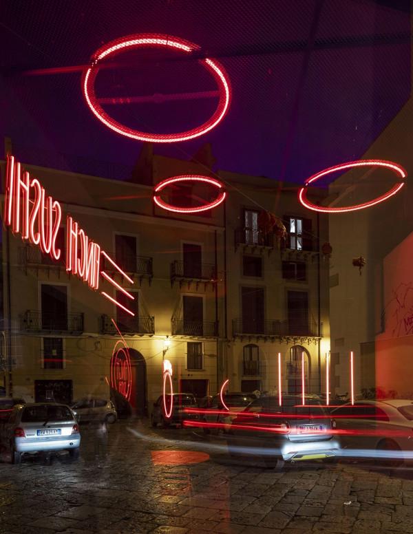 芬奇壽司餐廳：霓虹燈的都市美學