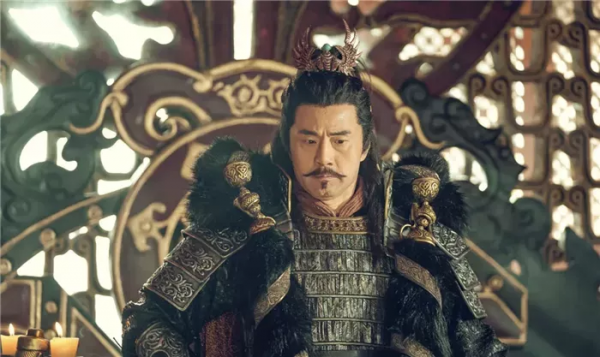 1987年一部合拍動作片，導演親自當替身被火燒，女主角長相驚豔