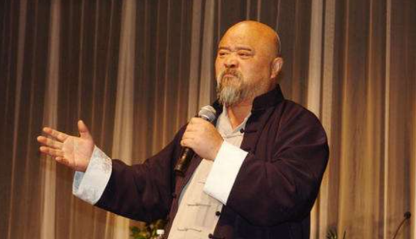 曾一次性喝27扎啤酒，因“翻譯官”一角走紅，劉金山如今怎麼樣了