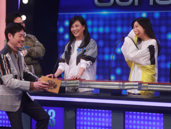 蘇志威一家三口上節目,14歲女兒身高超1米65,遺傳劉小慧美貌 蘇志威一家三口上節目,14歲女兒身高超1米65,遺傳劉小慧美貌