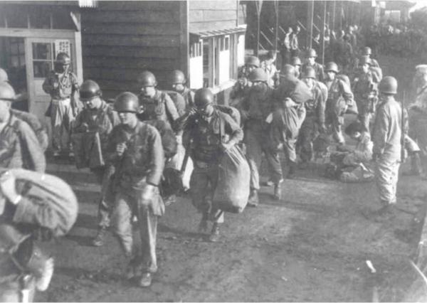 內蒙古斷臂流浪漢常年餵馬，村裡迎來幾輛汽車，首長：終於找到你