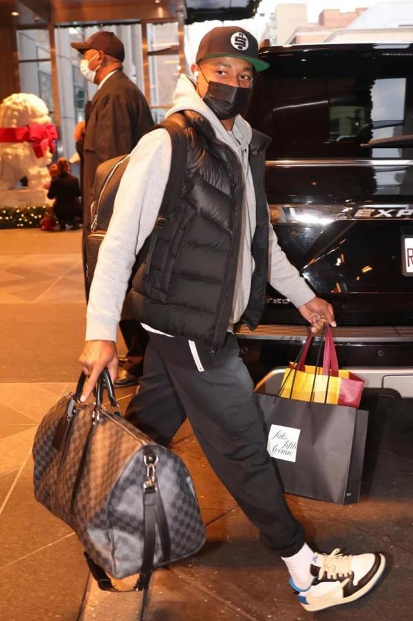 今日湖人T臺秀，老詹造型奇特