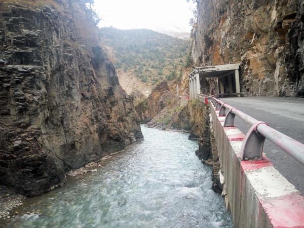 川藏騎行意義何在？13驢友雨中起爭執，結果太氣人