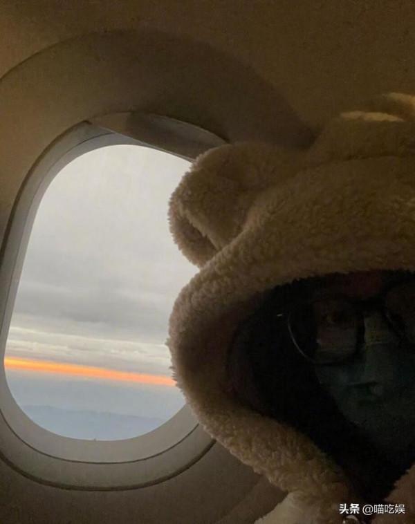 迪麗熱巴穿小熊連帽外套坐飛機，變身萌系女孩，29歲已高度近視
