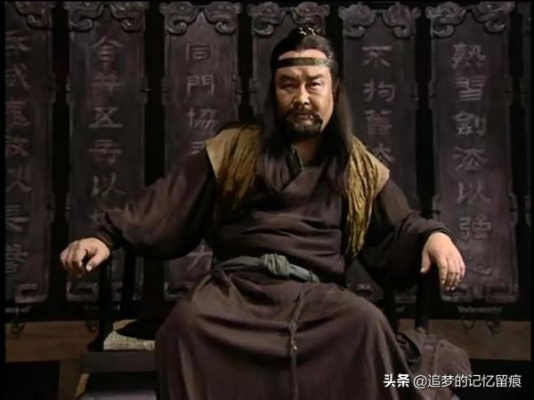 笑傲江湖:華山派有絕學紫霞神功,嶽不群為什麼還去學辟邪劍法? 笑傲江湖:華山派有絕學紫霞神功,嶽不群為什麼還去學辟邪劍法?