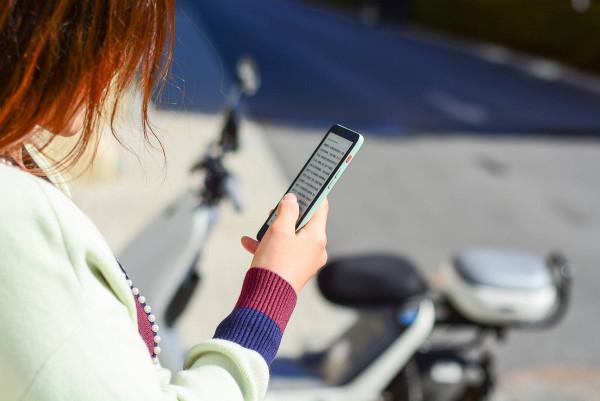 高顏值墨案迷你閱上手實測：口袋裡一放，萬千書籍隨心看