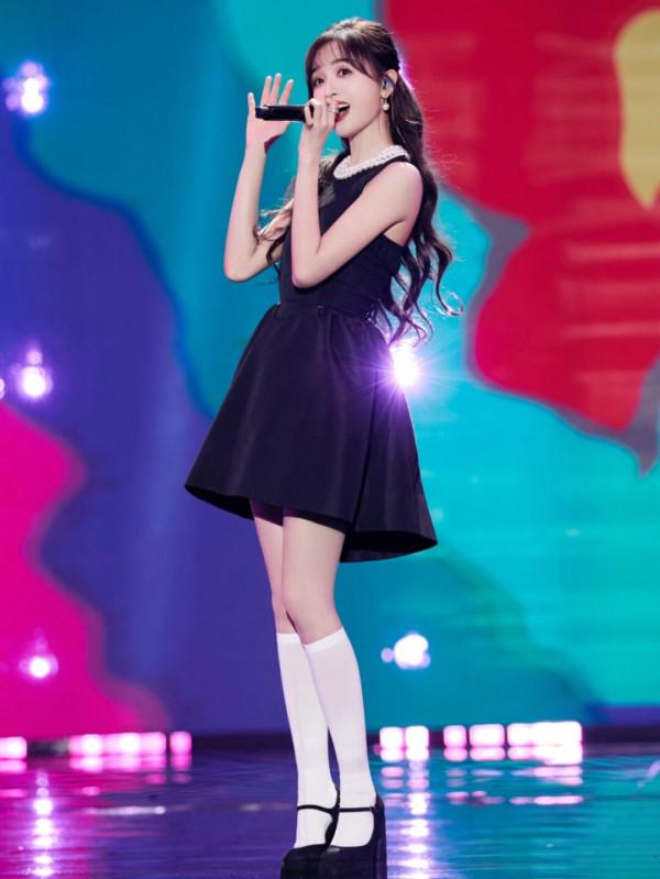 甜甜公主風，吳宣儀跨年這套造型很適合她！|