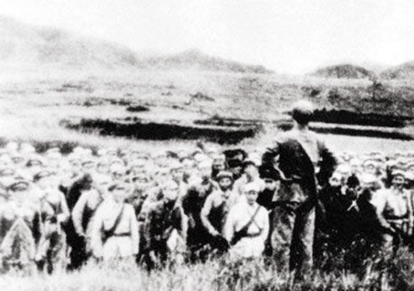 匪首為報復紅軍,曾五次帶人挖賀龍將軍祖墳,老巢所藏物令人咋舌 匪首為報復紅軍,曾五次帶人挖賀龍將軍祖墳,老巢所藏物令人咋舌