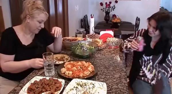 美國女子把可樂當水喝,平均一天喝30瓶,最多一天達到50瓶 美國女子把可樂當水喝,平均一天喝30瓶,最多一天達到50瓶