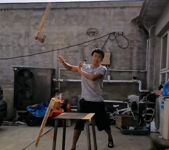 小夥子自幼苦練通背拳，狠厲拳法震撼網友，冠軍張偉麗也前來拜訪