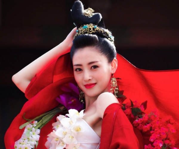 《慕南枝》的服化道不走“敷衍風”，鞠婧禕的造型說是真驚豔