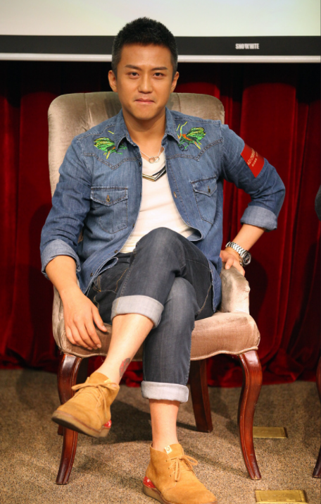 深得娘娘真傳,鄧超也愛瑜伽,高難度動作綽綽有餘,42歲了不顯老 深得娘娘真傳,鄧超也愛瑜伽,高難度動作綽綽有餘,42歲了不顯老