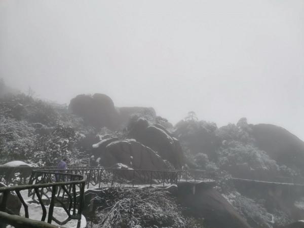 雪後登上饒靈山