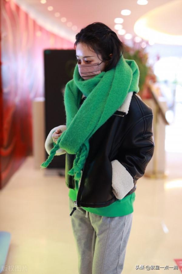 趙麗穎出道15年首次參加央視春晚彩排 穎綠圍巾搭翻領夾克 靈巧可愛