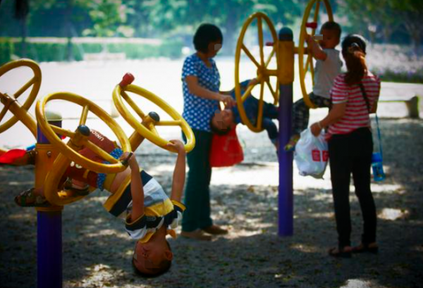 男孩在滑梯上極限“手剎”保護萌娃，這些危險的遊戲，家長要盯緊