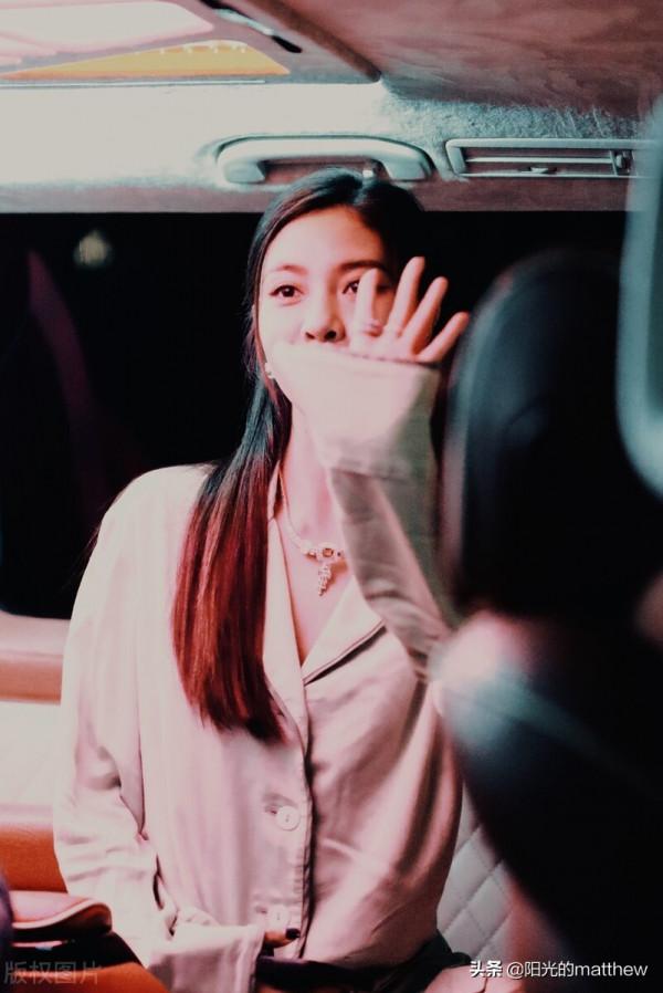 宋妍霏身穿豆綠色睡衣套裝清新時髦遇粉絲圍堵拍照人氣旺