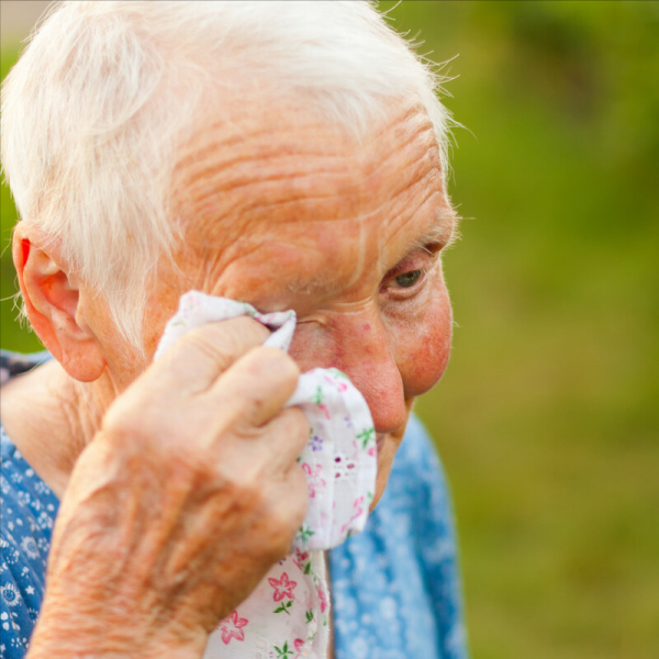 老人有錢晚年就會幸福嗎？70歲阿姨：退休金9千，卻過得苦不堪言