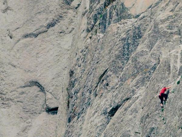 幾乎90度光滑立面，高916米的酋長巖，有個人曾徒手登頂，僅用4h