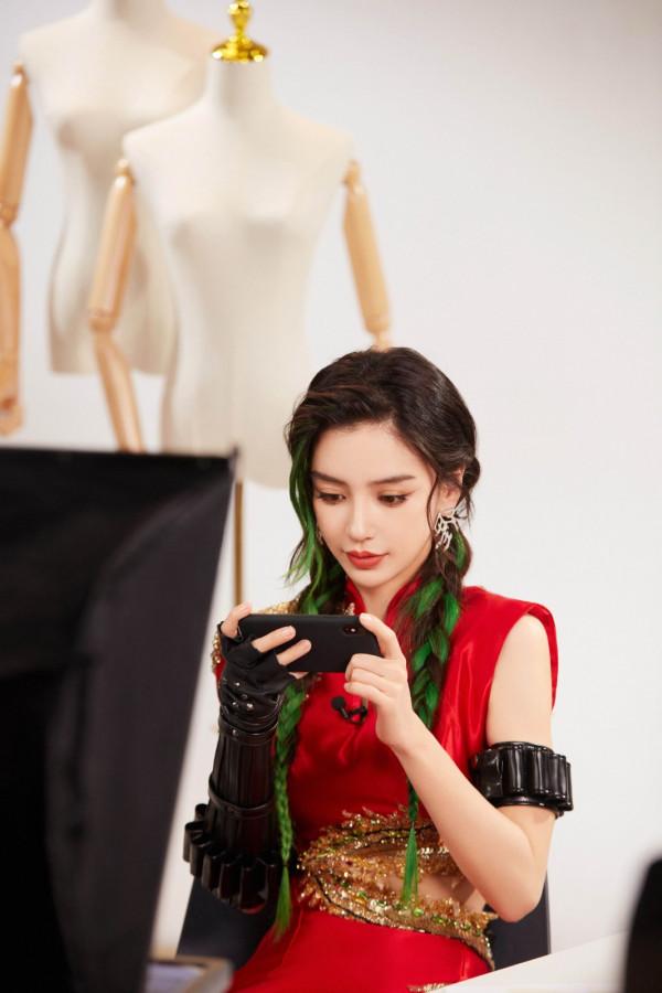 Angelababy楊穎COS《英雄聯盟手遊》“神龍烈焰”金克絲