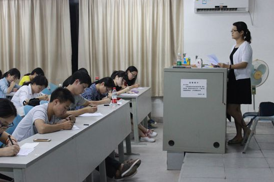 學生在考場睡覺，老師是否該叫醒，老師：“誰敢叫誰叫，我不敢”