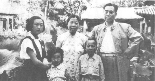 1992年周總理侄子周榮慶病逝，臨終對妻子說：該和你一起看看七媽