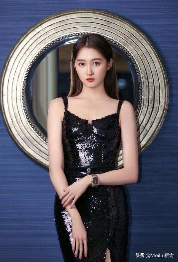 關曉彤越來越有氣質，時尚大氣又好看，大長腿實力搶鏡