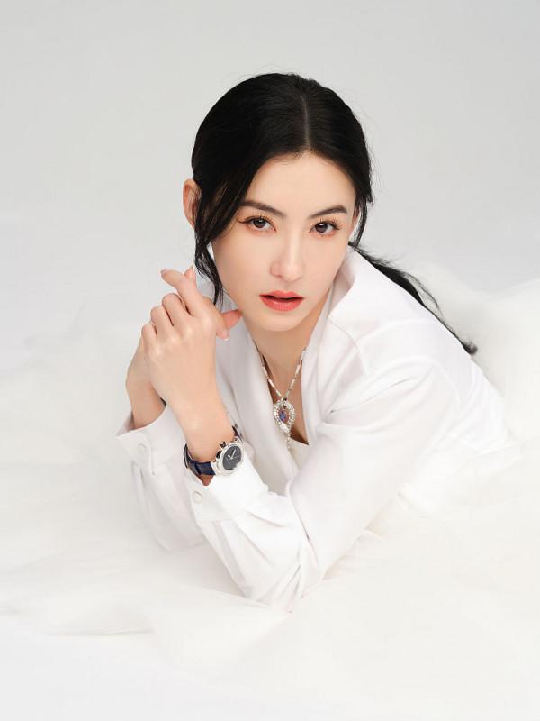 張柏芝著白色長裙淡雅知性 扎馬尾凍齡顏值超養眼 張柏芝著白色長裙淡雅知性 扎馬尾凍齡顏值超養眼