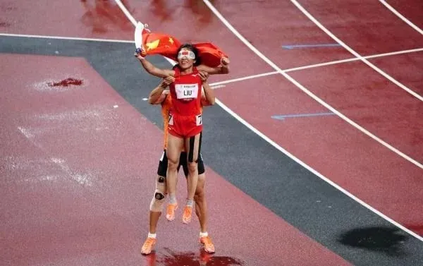 《朗讀者》第三季迴歸，一如既往地好看好哭