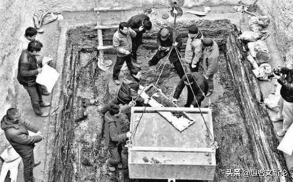 湖北空軍炸山修房,意外炸出褐色土層,專家:下面埋有大工程 湖北空軍炸山修房,意外炸出褐色土層,專家:下面埋有大工程