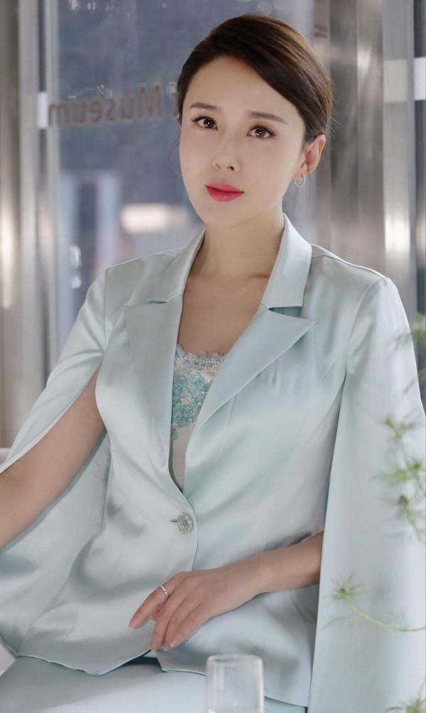 顏丹晨，優雅端莊，風韻絕倫