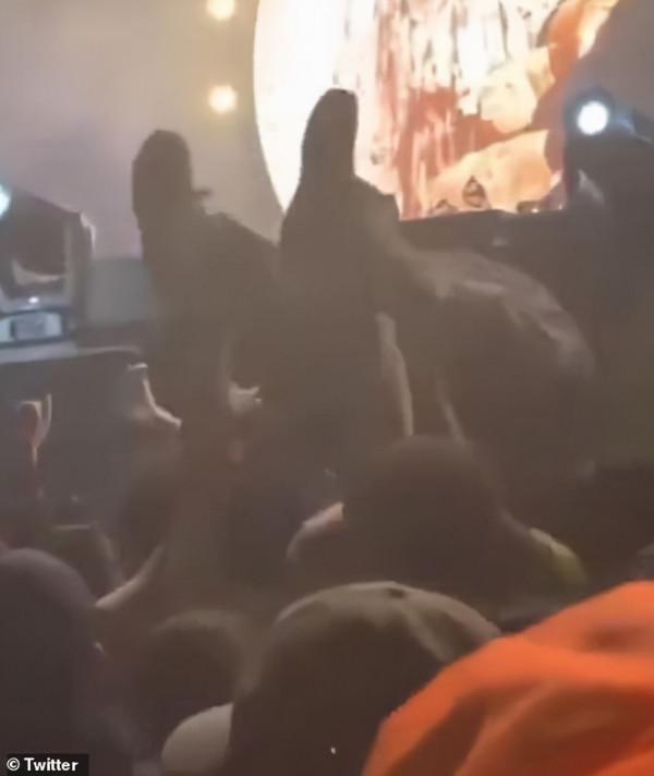 美頂流歌手演唱會煽動狂歡致8人被踩死!目擊者:他邊唱邊看人死 美頂流歌手演唱會煽動狂歡致8人被踩死!目擊者:他邊唱邊看人死