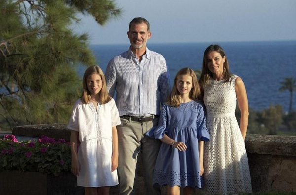 西班牙王室全家福，女王儲“追上”索菲亞身高，萊蒂齊亞憔悴不少