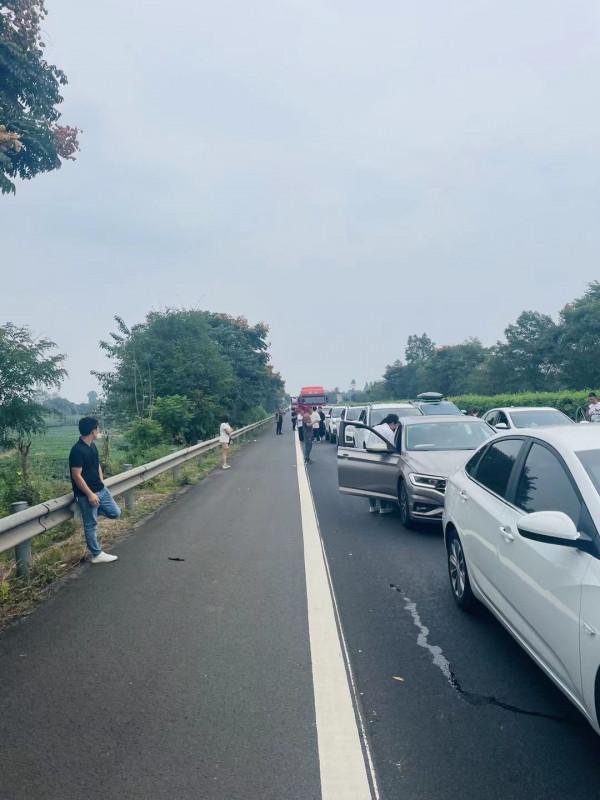 國慶節出門旅遊第一天，全國高速公路堵車一個小時只走了100米