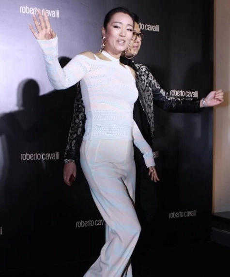 鞏俐也難逃“中年發福”,穿露肩針織衫擠出贅肉,幸好氣場撐著 鞏俐也難逃“中年發福”,穿露肩針織衫擠出贅肉,幸好氣場撐著