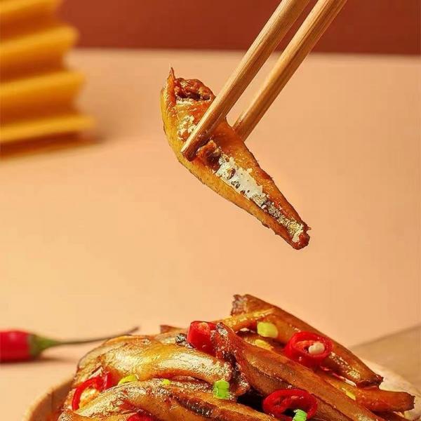 小辣魚零食是用什麼魚做的？是魚療店裡的退休小魚嗎？