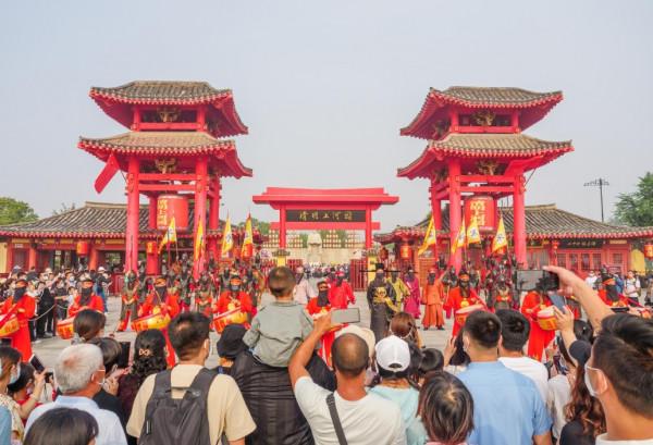 7天接待遊客近30萬人次!河南開封清明上河園“十一奇妙遊·演藝狂歡節”完美收官 7天接待遊客近30萬人次!河南開封清明上河園“十一奇妙遊·演藝狂歡節”完美收官