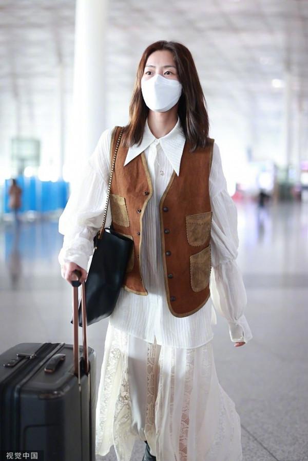 機場時尚秀,劉雯牛仔風馬甲搭配長裙,瀟灑又浪漫 機場時尚秀,劉雯牛仔風馬甲搭配長裙,瀟灑又浪漫