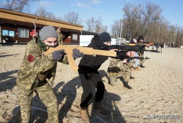 烏克蘭79歲老人接受步槍訓練：我想保衛我的國家和孩子
