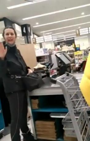 加拿大女子辱罵華裔夫婦“疫情都是因為你們”，當地市長回應：不可接受