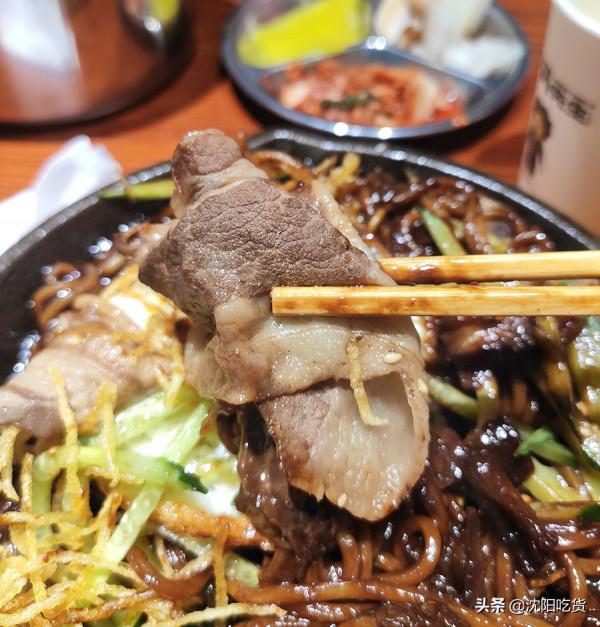 西塔小衚衕裡的炒碼面，面基本被鮑魚八爪魚大蝦蓋住了