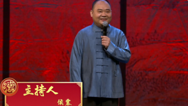 郭德綱舞臺上被岳雲鵬拍腦袋！不敢相信一臉懵，轉身揮手要揍徒弟