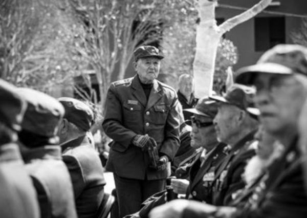 104歲老人逝世，子女在整理遺物時，才知道父親的真正身份