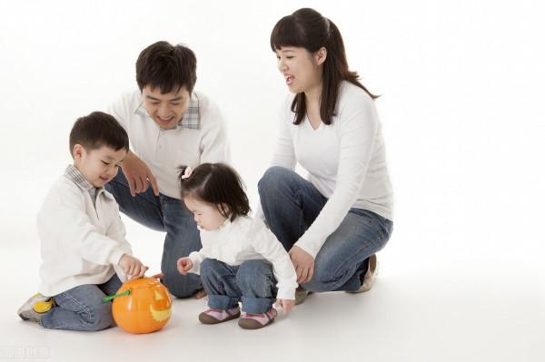 她被父親送人28年，親生父母知道她的住址後，卻不願意相認