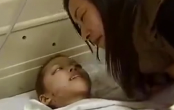 2010年，四川11歲女孩患怪病，全身潰爛癱瘓在床，父親做法惹眾怒