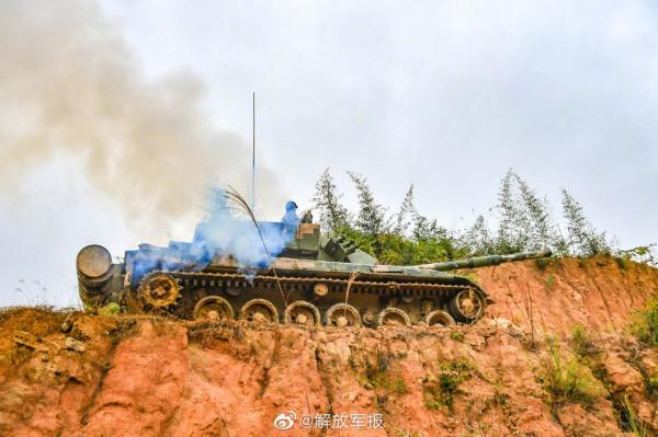 大片！坦克霸氣進擊