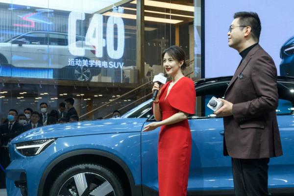 高圓圓素顏老態呈現在鏡頭，臉頰兩側凹下去，但42歲還這麼漂亮