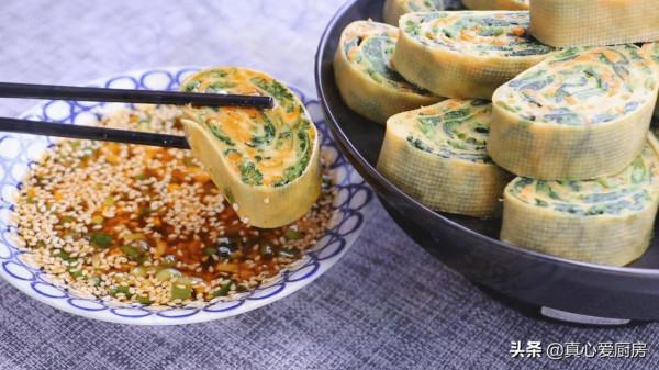 菠菜中淋入2個雞蛋，頭次見這種做法，不炒不涼拌，出鍋瞬間搶光